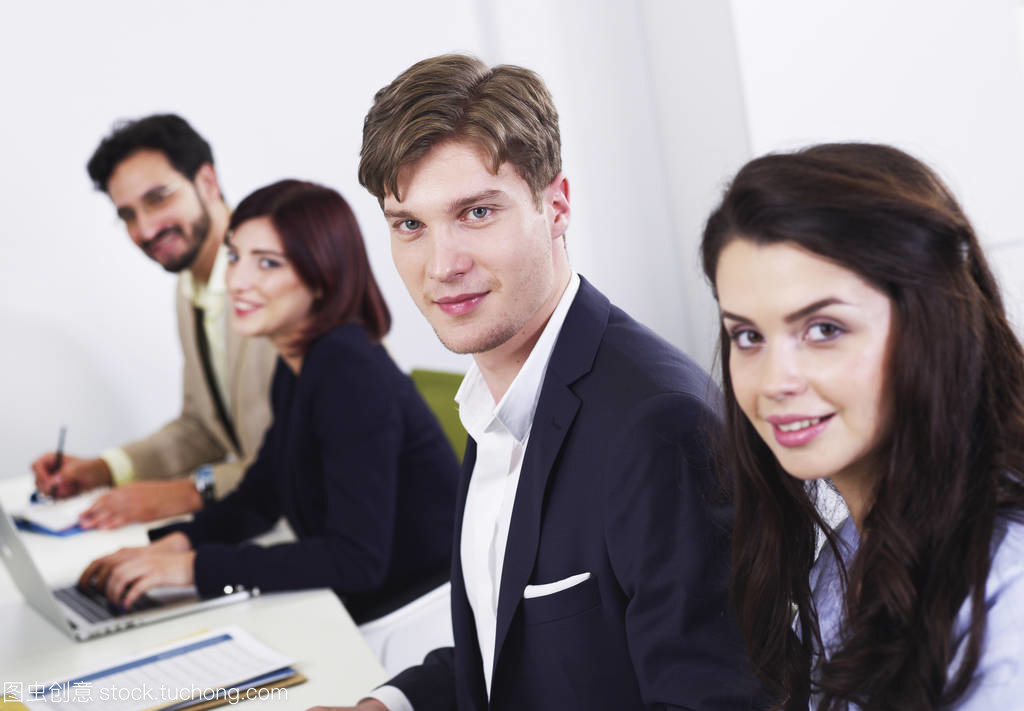 商人在辦公室中 商務服務的核心角色與專業價值